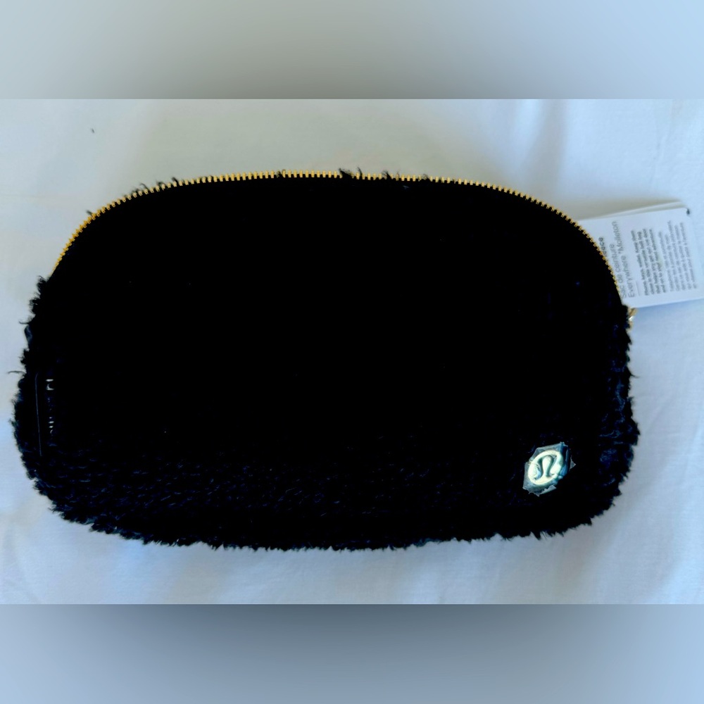 NWT Lululemon Everywhere FLEECE Belt Bag 1L - Black Sherpa /Gold